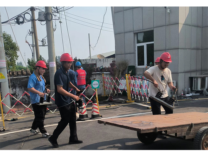 致敬：冒著(zhù)高溫高濕天氣， 加班加點(diǎn)仍堅持崗位工作的員工