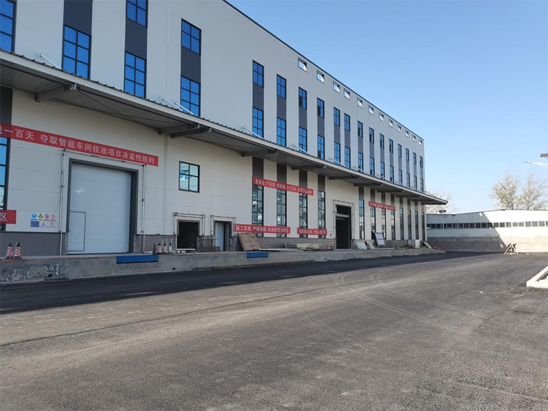 貫穿廠(chǎng)區南北交通，公司西院道路建設快速施工