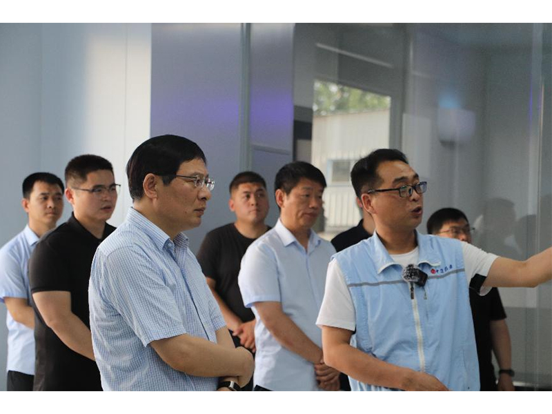 奮斗不止，追求卓 越