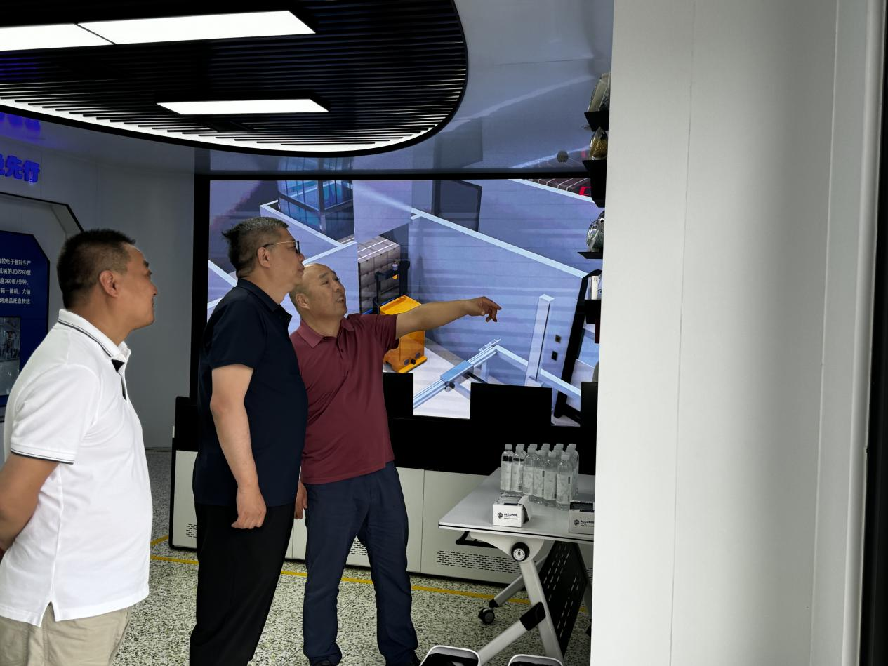 《國務(wù)院發(fā)展研究中心金融研究所副所長(cháng)巴曙松教授、金鷹基金姚文 強董事長(cháng)為企業(yè)發(fā)展實(shí)地考察》